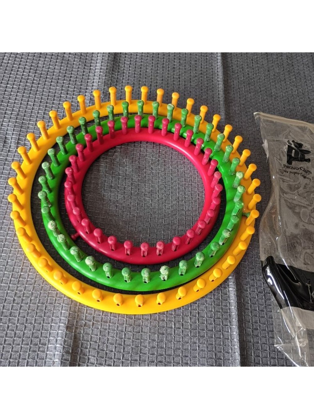 Genuine Knifty Knitter Round Loom Set with 4 Looms Hook & Bag